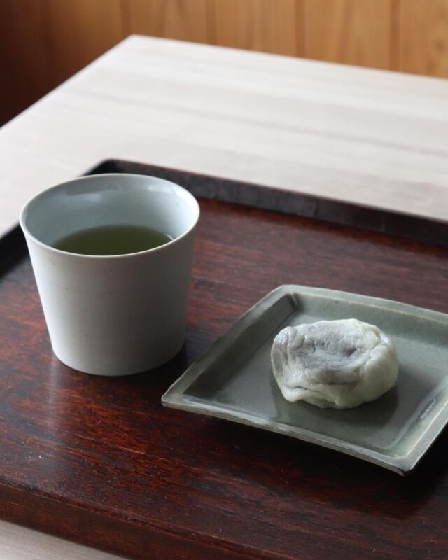 .
無事東京から戻って頂きものの「高橋の酒まんじゅう」いくつでもいけそうです。たまたま滞在中に水道橋 千鳥さんで個展をしている阿南維也さんの蕎麦猪口に煎茶。外がマットですてきです。

さて本日もご来店お待ちしております。暑い日が続くのでしっかりお茶飲んで水分補給しましょうね。
　
　
　
#丹羽茶舗#煎茶#朝の煎茶#阿南維也#窪田さんありがとうございます#プロフィール欄からどうぞ #日本茶専門店#niwachaho#japanesetea#greenteatime#nakatsu