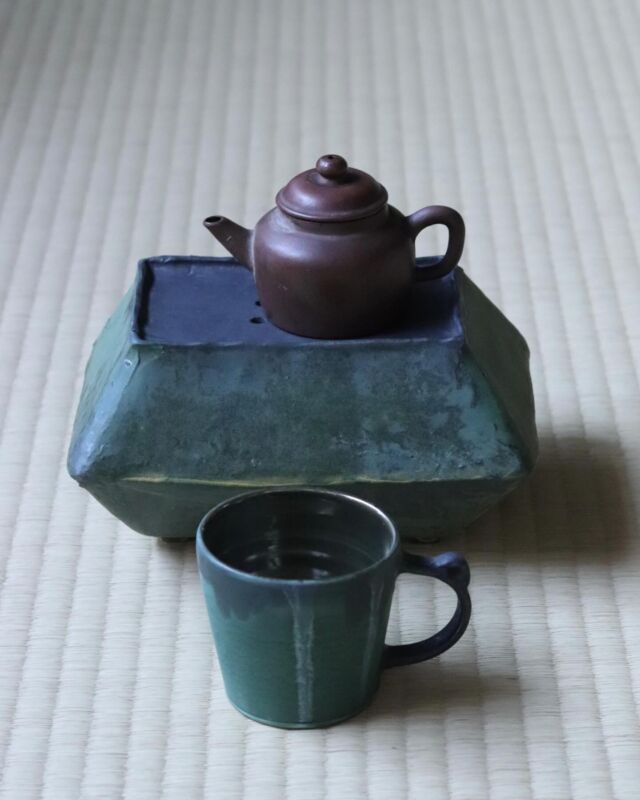 .
大村剛さんの茶盆とマグカップ。この茶盆 中国茶を入れる際に急須にお湯をかけたりしますが そのお湯を受けられるように上面に穴が空いています。うちに昔からある煎茶道具の急須を乗せてみました。昔は中国茶器を転用して煎茶や玉露を入れたようで 茶こしはついてないのですが ゆっくり少量のお湯で入れると茶葉が出ることもなく注ぎやすいんです！煎茶党の方もぜひ中国茶器を使って楽しんでみましょうね。
　
　

#丹羽茶舗#お茶の楽しみ
#大村剛#niwachaho