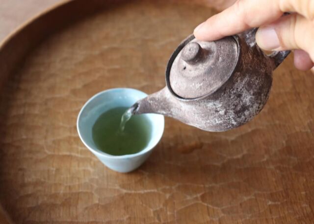 .
気温が下がると朝のお茶が美味しい！緑茶は3煎目まで飲めます。それ以降がいわゆる出がらしですが 外から帰ってきたら その出がらし茶でうがいすると風邪予防にもなりますよ。（お客様から聞きました）

御歳暮シーズンでもありますのでお世話になった方にも美味しいお茶を贈りましょうね。本日もウェブショップと店頭でご来店お待ちしてます。
　
　
　
#丹羽茶舗#日本茶専門店#niwachaho#japanesetea
#greenteatime#nakatsu#井山三希子#石原稔久