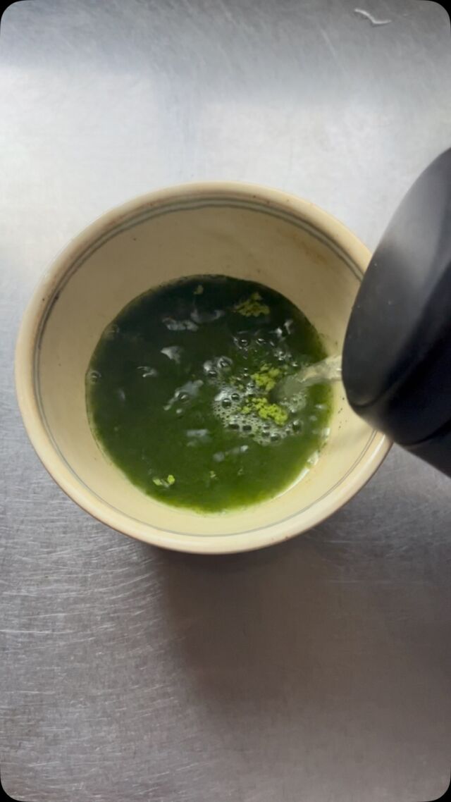 .
朝の抹茶、茶こしでシャシャッとこして お湯を注いで茶せんで混ぜたら出来上がり。ぜひ気軽にお試しくださいね。
（出来れば手を添えて点てましょう笑）

　
Morning Matcha, strain with a tea strainer, pour in hot water, mix with a tea strainer, and you're ready to go.Please feel free to try it.
　
　
　
#丹羽茶舗#日本茶専門店#matcha#niwachaho