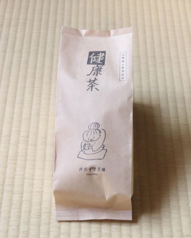 .
１０種類の野草を配合した丹羽茶舗の健康茶をご紹介！
はとむぎ、大麦、はぶ茶、どくだみなどなど昔から日本で飲まれている野草茶をブレンドしています。

味はクセがなく飲みやすいので麦茶代わりに日々の飲み物としておすすめですよー！店頭やウェブショップでどうぞ。
　
　
　
#丹羽茶舗#健康茶#niwachaho#japanesetea